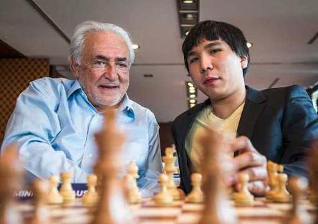 L'ex-directeur général du Fonds monétaire international Dominique Strauss-Kahn et Wesley So au Paris Grand Chess Tour 2017 - Photo © site officiel