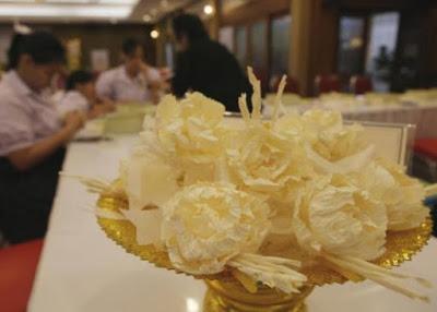 Thailande confection de 26 millions de fleurs de crémation pour Rama IX