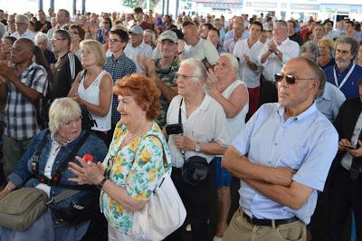 Louviers : le marché du centre ville retrouve une halle-pyramides avec parking à voitures