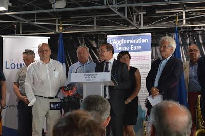 Louviers : le marché du centre ville retrouve une halle-pyramides avec parking à voitures