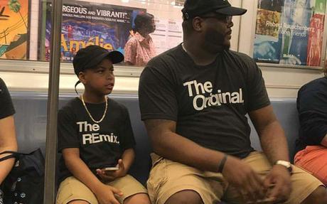 Un papa lance une paire de t-shirts « The Original & The Remix »