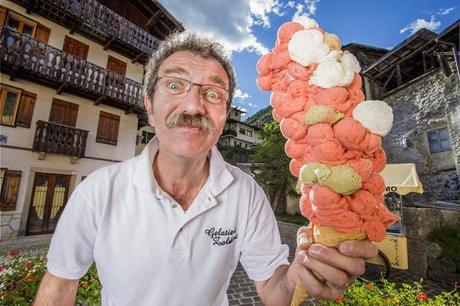 Le plus de boules sur un cornet de glace