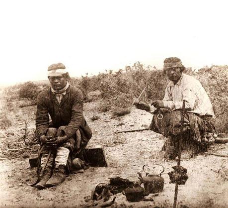 Mapuches-tomando-mate-en-la-pampa-mientras-se-asa-la-carne1890
