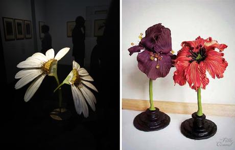 A gauche : Fleur de Louis Auzoux en papier mâché et fer,exposition Jardins, Le Grand Palais. à droite: deux fleurs en argile de polymère, Delphine R2M (La Fille du Consul)