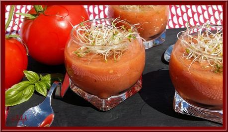 Soupe de Tomates, Basilic, ail et vinaigre balsamique Soupe de Tomates, Basilic, ail et vinaigre balsamique