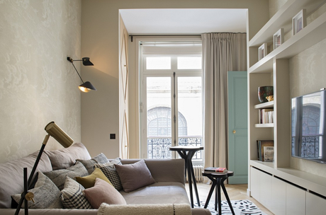Tons délicats et atmosphère sereine pour un appartement parisien