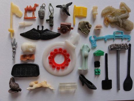 Il ramasse les déchets plastiques rejetés par la mer pour en faire des sculptures