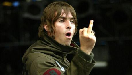 Liam Gallagher : un clin d’oeil aux Beatles #liamgallagher #beatles #Chinatown #wallofglass