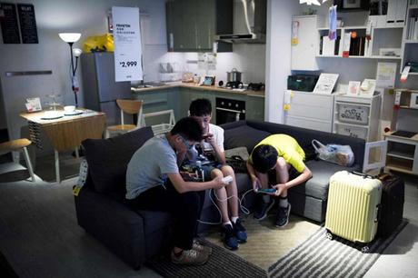 Canicule : à Shanghai, on se réfugie chez IKEA pour faire des siestes climatisées