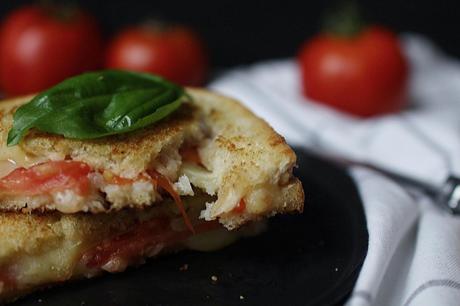 Grilled cheese sandwich aux tomates et au basilic