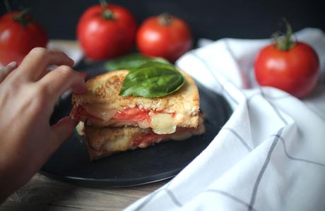 Grilled cheese sandwich aux tomates et au basilic