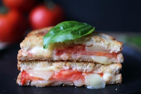 Grilled cheese sandwich aux tomates et au basilic