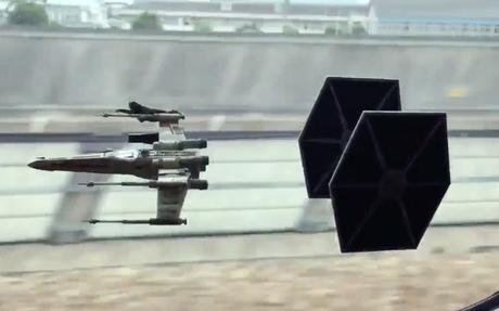 Star Wars: il colle des vaisseaux sur la vitre de son TGV et l’illusion est parfaite