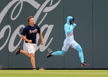 Freeze, le sprinteur qui défie les fans de baseball à la mi-temps