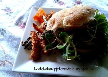 Hamburger club sandwich et frites de légumes au four