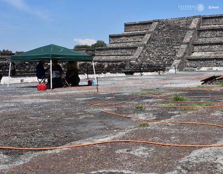 Un tunnel découvert sous la place de la pyramide de la lune à Teotihuacan