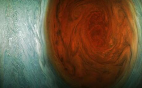 La Grande Tache Rouge de Jupiter photographiée par Juno le 10 juillet 2017. La sonde était à 9.866 km au-dessus de la tempête — Crédit : NASA, JPL-Caltech, SwRI, MSSS, Gerald Eichstadt