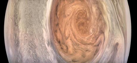 La sonde Juno était à 9.866 km quand cette image de la Grande Tache Rouge de Jupiter a été prise par la JunoCam. L’image brute a été retraitée par le « scientifique citoyen » Kevin Gill — Crédit : NASA, JPL-Caltech, SwRI, MSSS, Kevin Gill