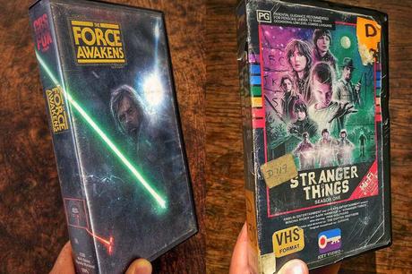 Les films et séries du moment sur des cassettes VHS.