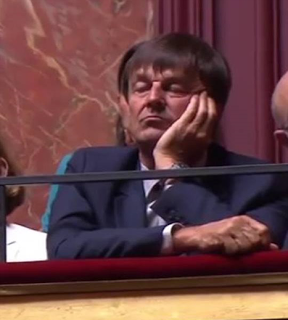 Emmanuel Macron devrait apprendre à faire plus court.