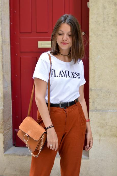 blog mode fière de soi, pantalon carotte et t shirt blanc