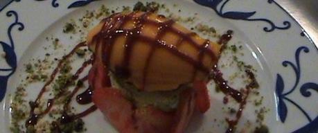 Parfait de pistache aux fraises, léger crumble, vin doux vanillé et sorbet carotte