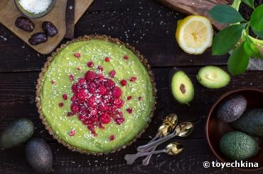 Raw food : la recette de la tarte bio à l'avocat, citron vert et framboises