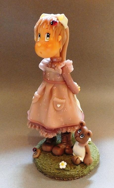 Fillette d'autrefois et son ourson en porcelaine froide Fillette d'autrefois et son ourson en porcelaine froide