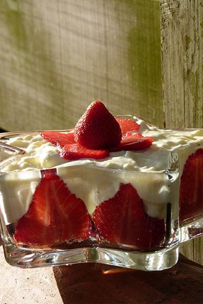 tiramisu aux fraises sur assiettes et gourmandises