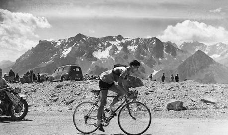 Spanish cyclist Federico Bahamontes is seen while ascending the 2500 m high Mt. Galibier during the 19. stage of the Tour de France on July 28, 1954. (AP Photo/Str) --- Der Spanier Federico Bahamontes beim Bezwingen des rund 2500m hohen Galibier auf der 19. Etappe der Tour de France, am 28. Juli 1954.  (AP/Str)