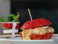 recette d'un burger original avec tomate et poisson pour assiettes et gourmandises et Paysbasque.net