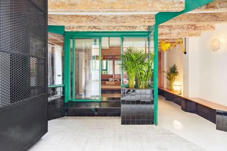 Un ancien garage du centre de Barcelone transformé en adorable studio