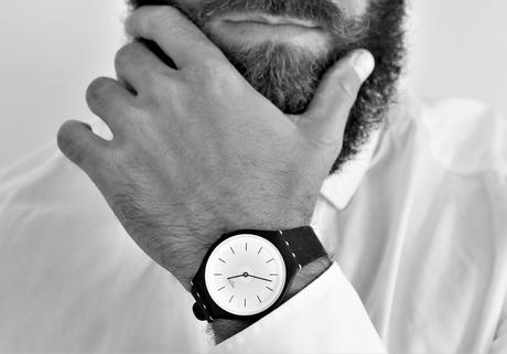 Montre SKINNOIR homme par Swatch - Bracelet noir, cadran noir et blanc - 105€ ©Lhommetedance.fr