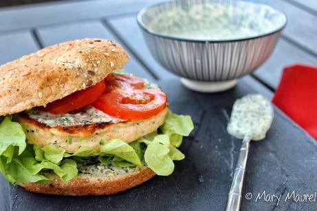 Burger au saumon, à la courgette et houmous vert