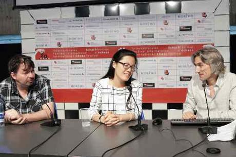Yifan Hou entourée des commentateurs Joe Gallagher et Daniel King - Photo © site officiel