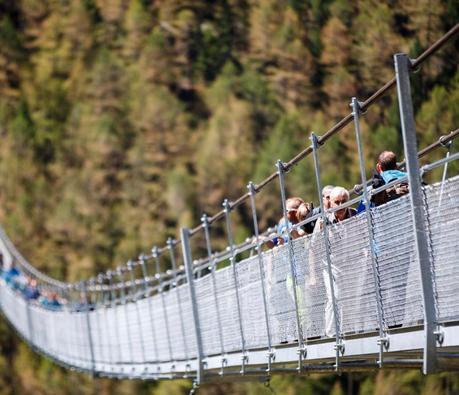 Découvrez le plus long pont suspendu au monde en Suisse