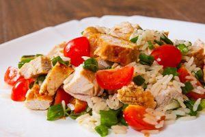 Salade de riz colorée aux poulet et oignons