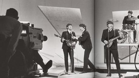 [Revue de presse] The Beatles : un fameux livre de photos confidentielles réédité #beatles #Harrybenson