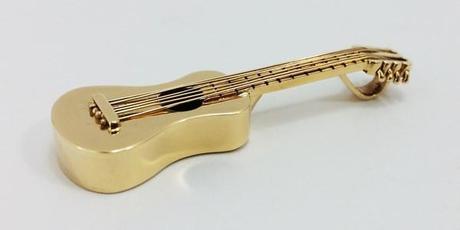 vue latérale pendetif guitare en or