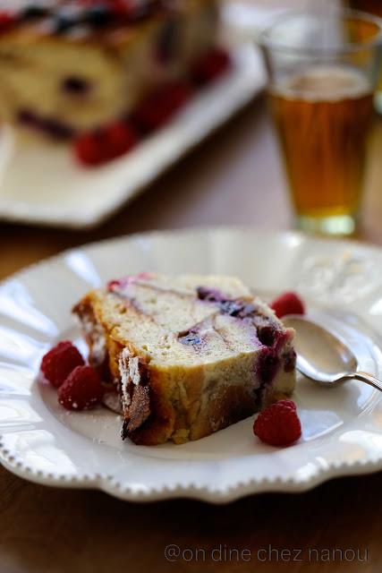 Bread pudding aux framboises et myrtilles