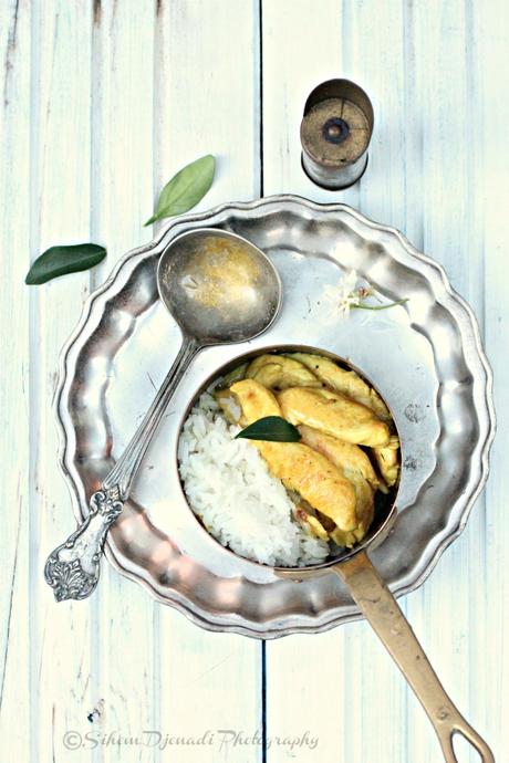 Filets de poulet au curry jaune, coco et feuilles de Limettier