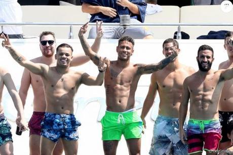 Quand Neymar tape la pose à St Tropez avec des Marseillais !
