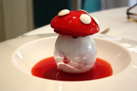 Les fraises Charlotte, Crémeux de Basilic, Pistache et Jus de Fraise. © Gourmets&Co