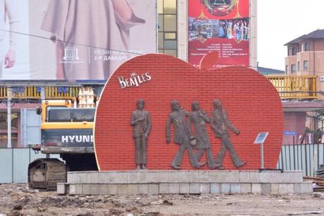 Un monument Beatles menacé en Mongolie #Beatles #mongolie