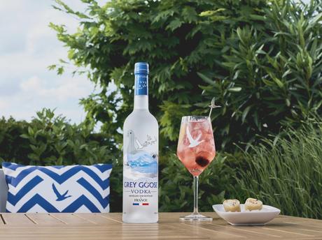 GREY GOOSE HABILLE SA BOUTEILLE AUX COULEURS DE L’ÉTÉ