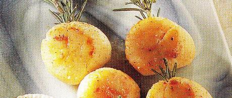 Saint-Jacques en brochettes de romarin, sauce au citron confit