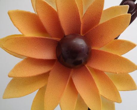 Pièce artistique à la fleur jaune