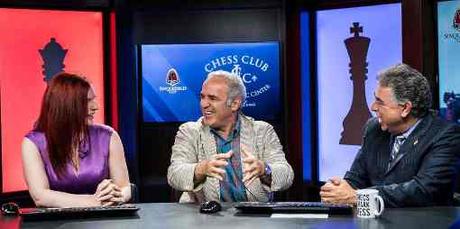 Kasparov entouré par les commentateurs Jennifer Shahade et Yasser Seirawan à Saint Louis © site officiel