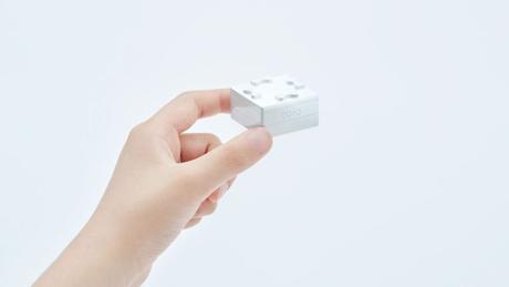 Ce petit cube signé Sony est le jouet du futur !!
