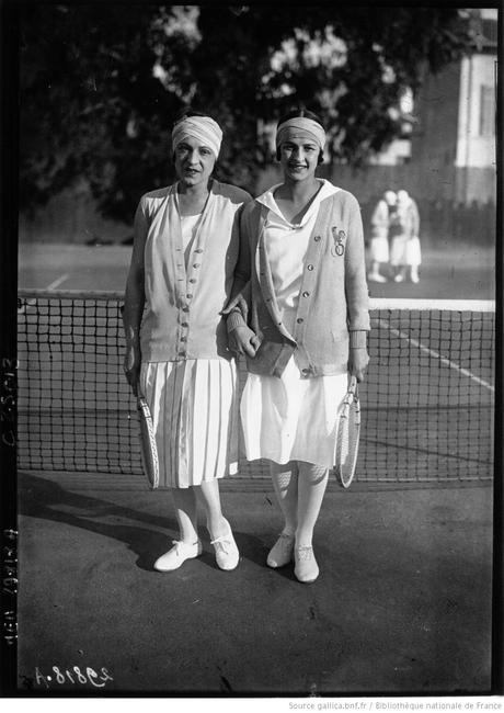 Diddie Vlasto (à droite) en compagnie de Suzanne Lenglen, sa partenaire de double. Image : http://gallica.bnf.fr